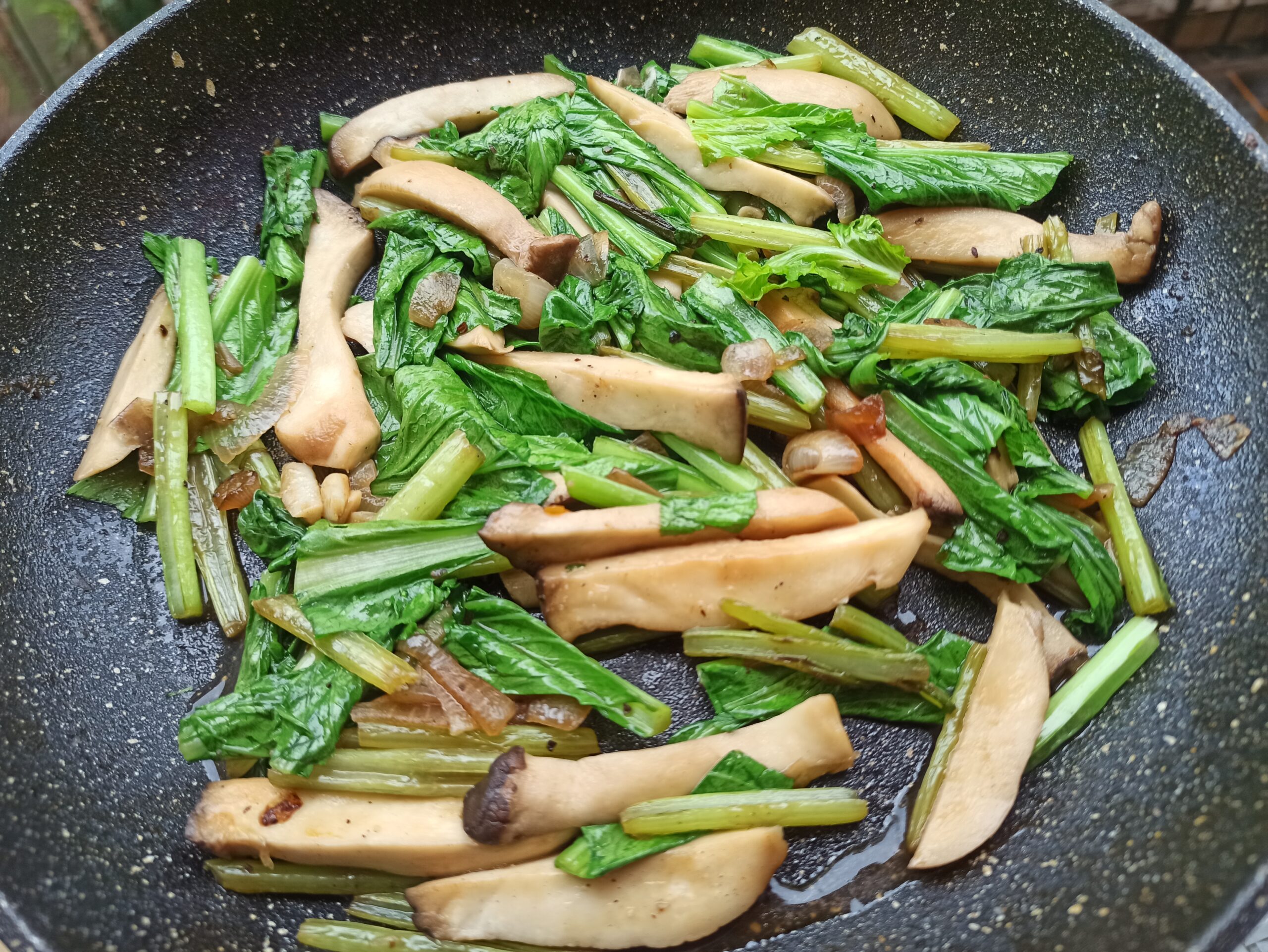 Burmese Kai-Lan and Mushroom Stirfry